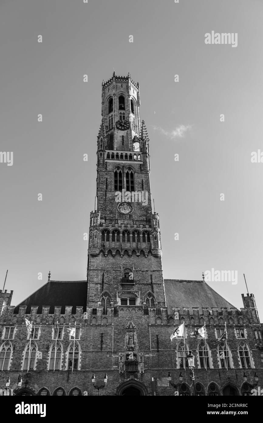 Brügge Belfried Turm Fassade voller Flagues des berühmten Touristenziel am Grote markt in Brügge Stockfoto