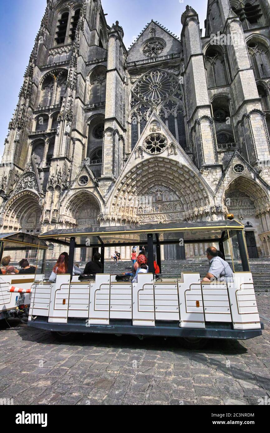 Kathedrale Saint-Étienne, Bourges, Frankreich. Kleiner Elektrozug, der vor der Fassade hält und Touristen die gotische Architektur bewundern. Stockfoto