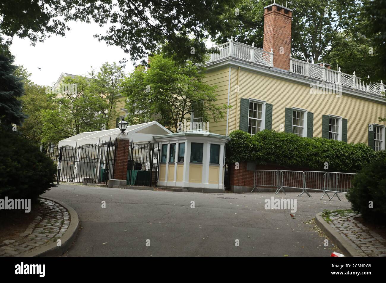 21. Juni 2020, New York, New York, USA: Ein Blick auf die Residenz des Bürgermeisters von NYC Gracie Mansion auf der Upper East Side. Bürgermeister Bill De Blasio ernannte kürzlich seine Frau, First Lady Chirlane McCray, zur Leiterin einer kommission, um Bereiche zu identifizieren, in denen Rassismus noch immer existiert, wenn es um den Bau von Widmungen und NYC-Statuen geht. McCray kündigte an, dass sie vor kurzem erfuhr, dass der offizielle Wohnsitz des Bürgermeisters Gracie Mansion, die nach Archibald Gracie benannt wurde, der, obwohl ein Mitglied der NYC Manumission Society, dessen Mission war, Sklaverei zu beenden, selbst drei Sklaven namens Sarah, Abraham und Charles Short besaß. Gracie Man Stockfoto