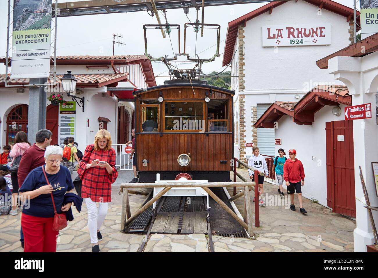 Sare, Frankreich - 21. Juni 2018: Der 'Petit Train de La Rhune', typisch baskischer Bahnhof Col de Saint-Ignace, Touristen in der Nähe von authentischer Zahnradbahn, Stockfoto