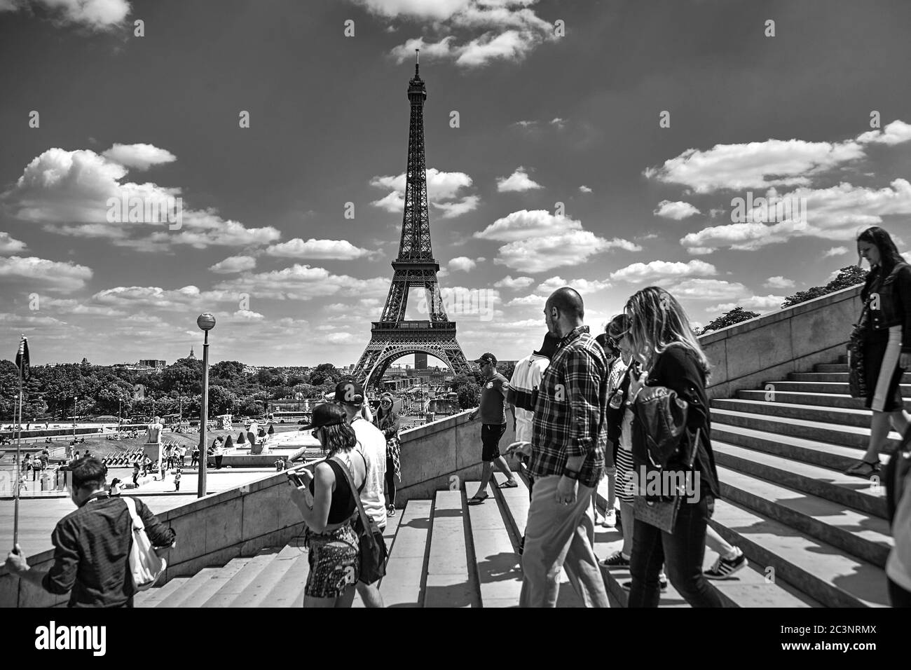 Paris, Frankreich - 19. Juni 2015: Eiffelturm an einem sonnigen Sommertag. Leute, die die Treppe gehen. Schwarzweiß-Bild Stockfoto