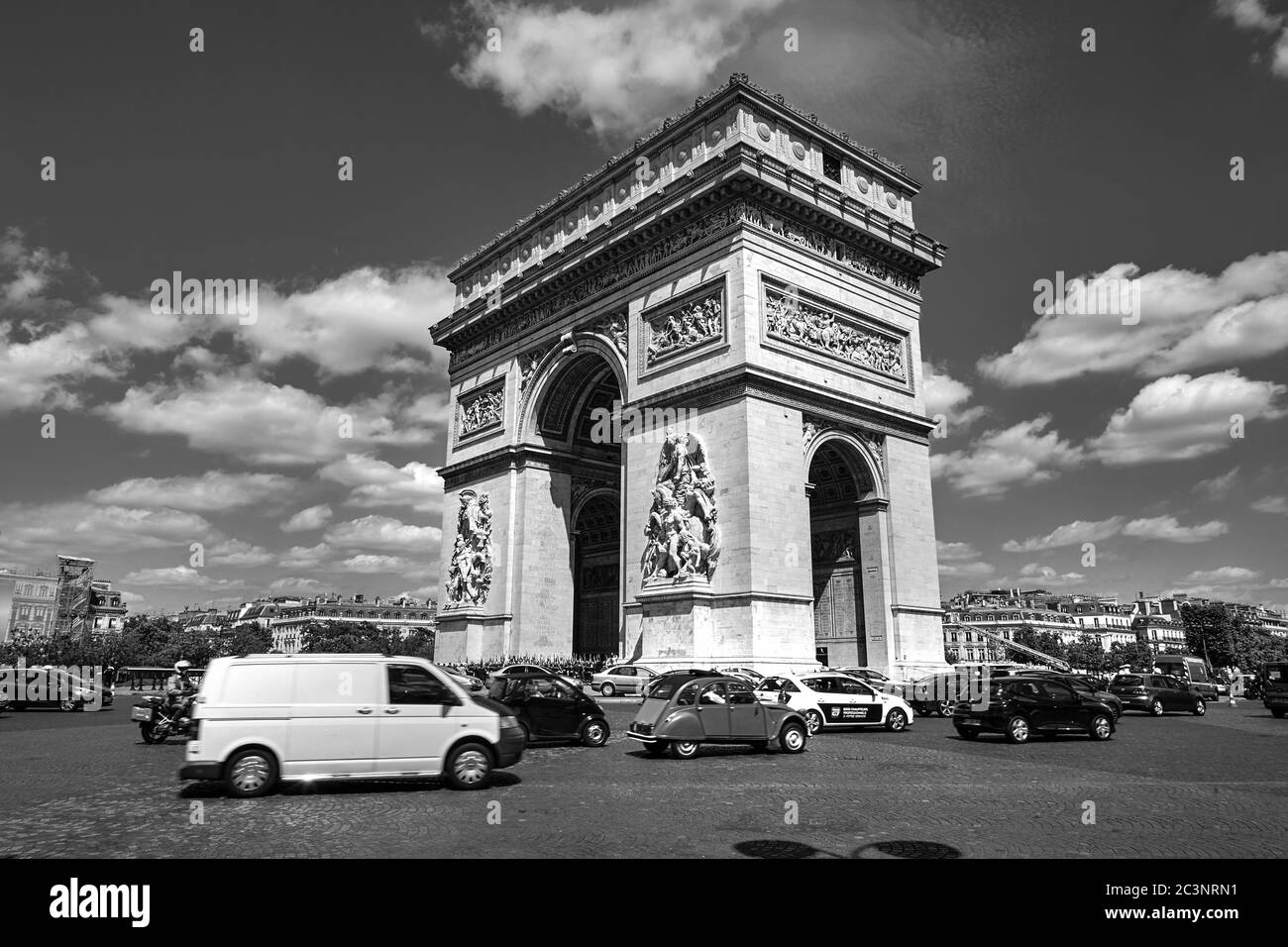 Paris, Frankreich - 19. Juni 2015: Triumphbogen in Champs Elysees. Schwarzweiß-Bild Stockfoto