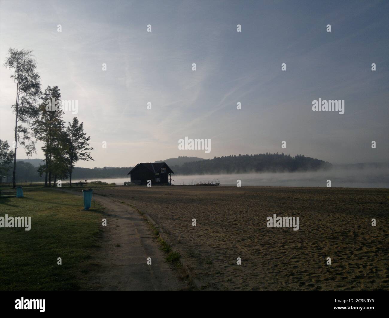 Selektiver Fokus auf ein Haus und riesige Bäume in einem Ländliche Gegend Stockfoto