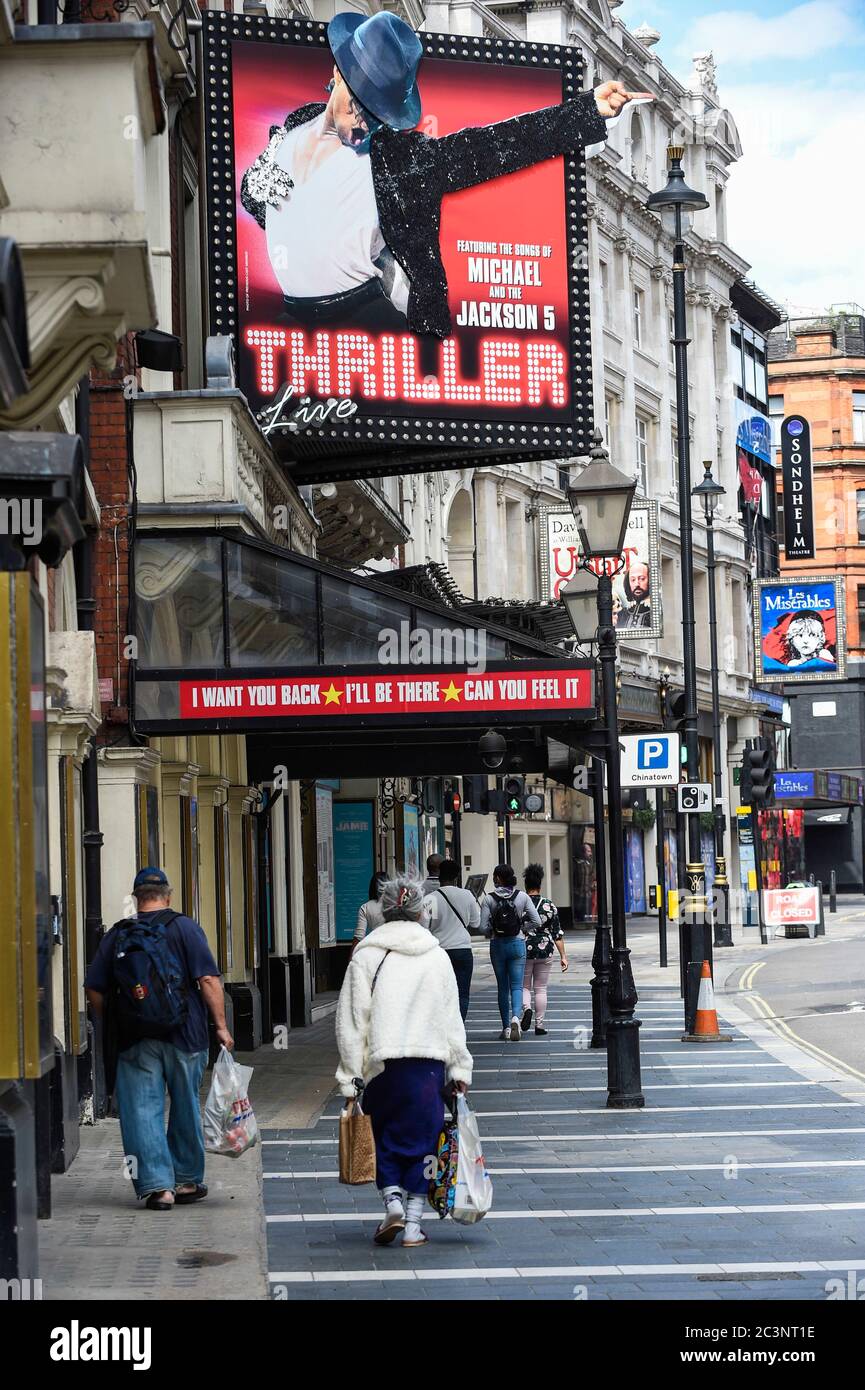 London, Großbritannien. 21. Juni 2020. Thriller im Apollo Theater im West End, derzeit während der laufenden Coronavirus Pandemie Sperre geschlossen. Die britische Regierung hat noch nicht angegeben, wann die Sperrbeschränkungen gelockert werden, um die Wiedereröffnung der Kinos zu ermöglichen. Kredit: Stephen Chung / Alamy Live Nachrichten Stockfoto