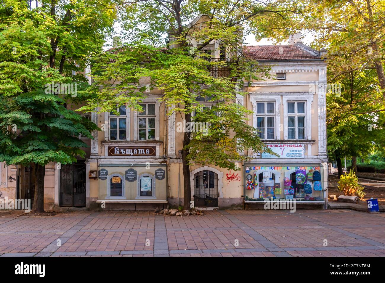 Bulgarien Impressionen. Bulgarisches Geschäftsgebäude, das früher Fotokopien und Grafikdienste anbietet Stockfoto