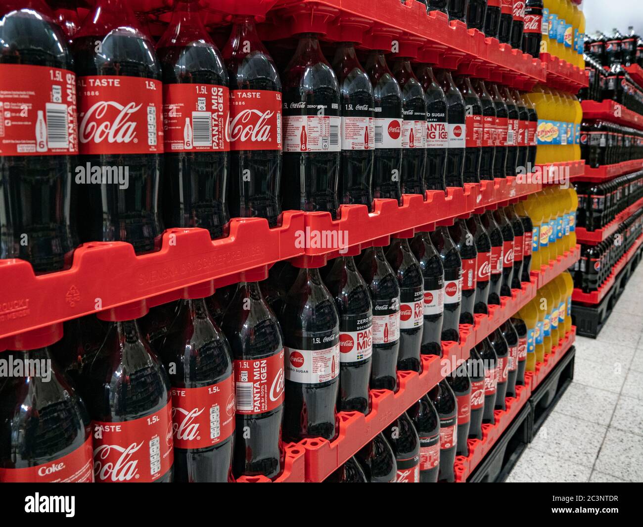 Plastikflaschen mit Limonaden im Supermarkt Stockfoto