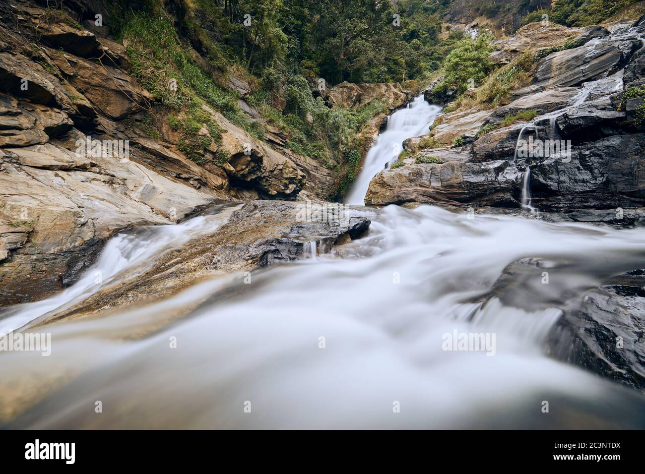 Wasserfall mitten in der Natur in Sri Lanka Stockfoto