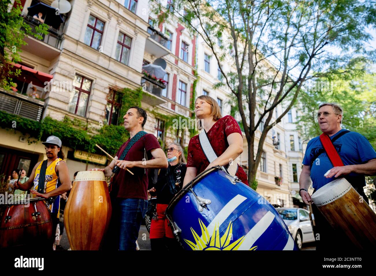 Berlin, Deutschland. Juni 2020. Eine Gruppe des CRAS-Vereins wird die folklorische Tanzbewegung Candombe und Musik aus Uruguay in der Fete de la Musique in der Crellestraße in Berlin-Schöneberg aufführen. Die Fete de la Musique findet zu ihrem 25. Jubiläum meist als Live-Streaming statt, aber es gibt auch spontane kleine Straßenkonzerte. Quelle: Christoph Soeder/dpa/Alamy Live News Stockfoto