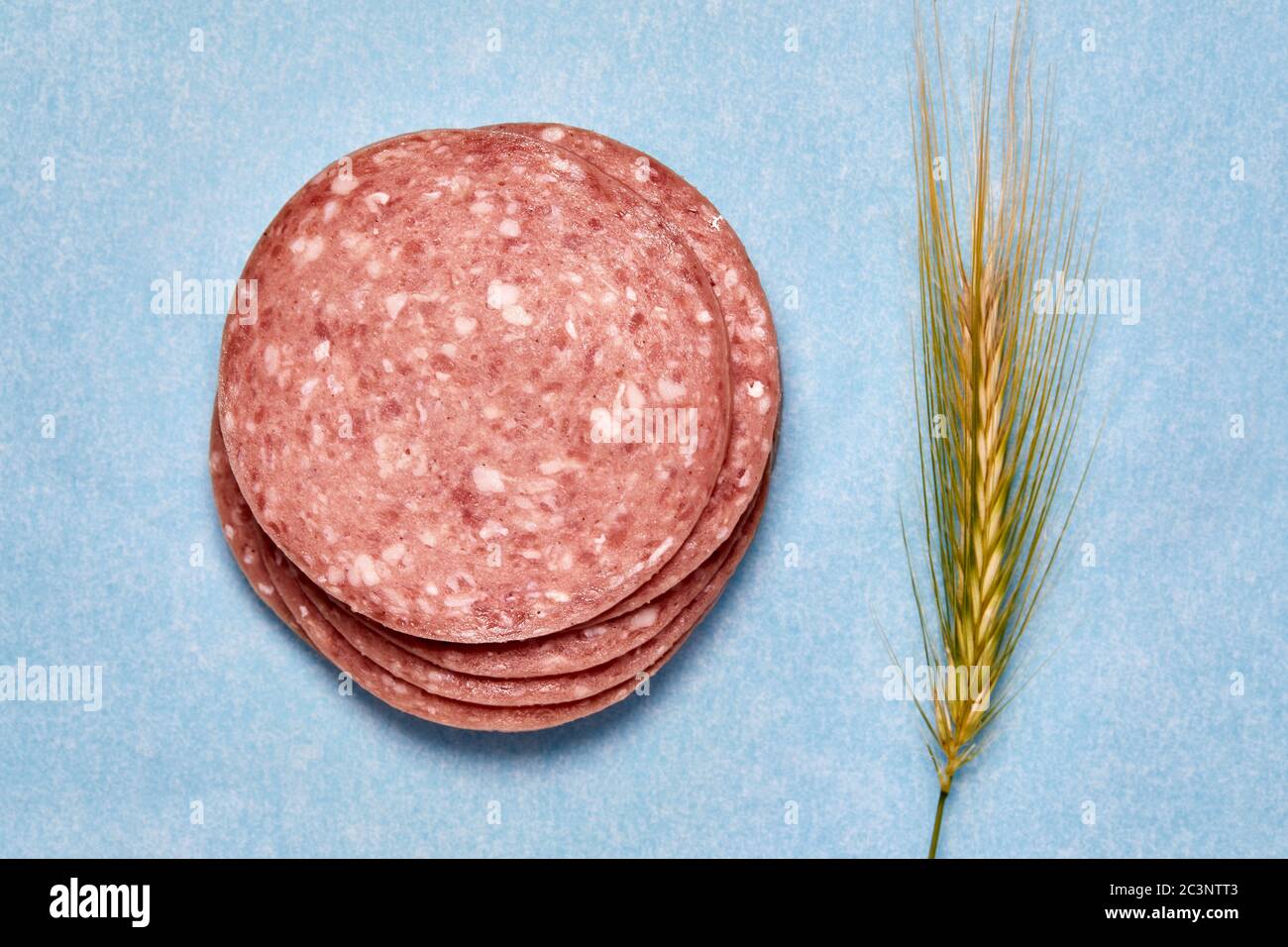 Dänische Salami, in Scheiben geschnitten, und Ähre von Mais Stockfoto