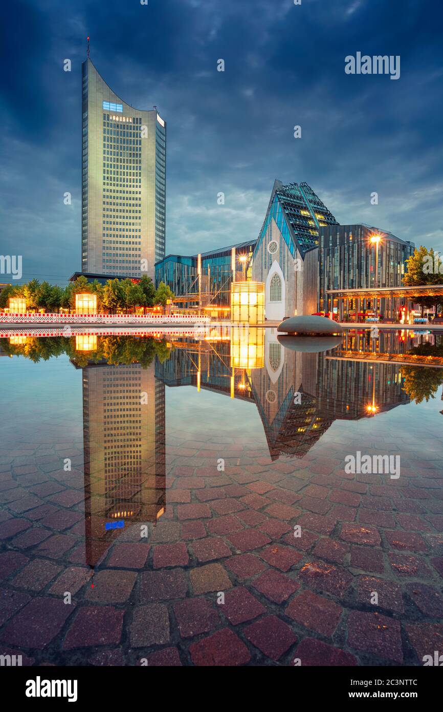 Leipzig, Deutschland. Stadtbild das Bild der Leipziger Innenstadt während der Dämmerung blaue Stunde. Stockfoto