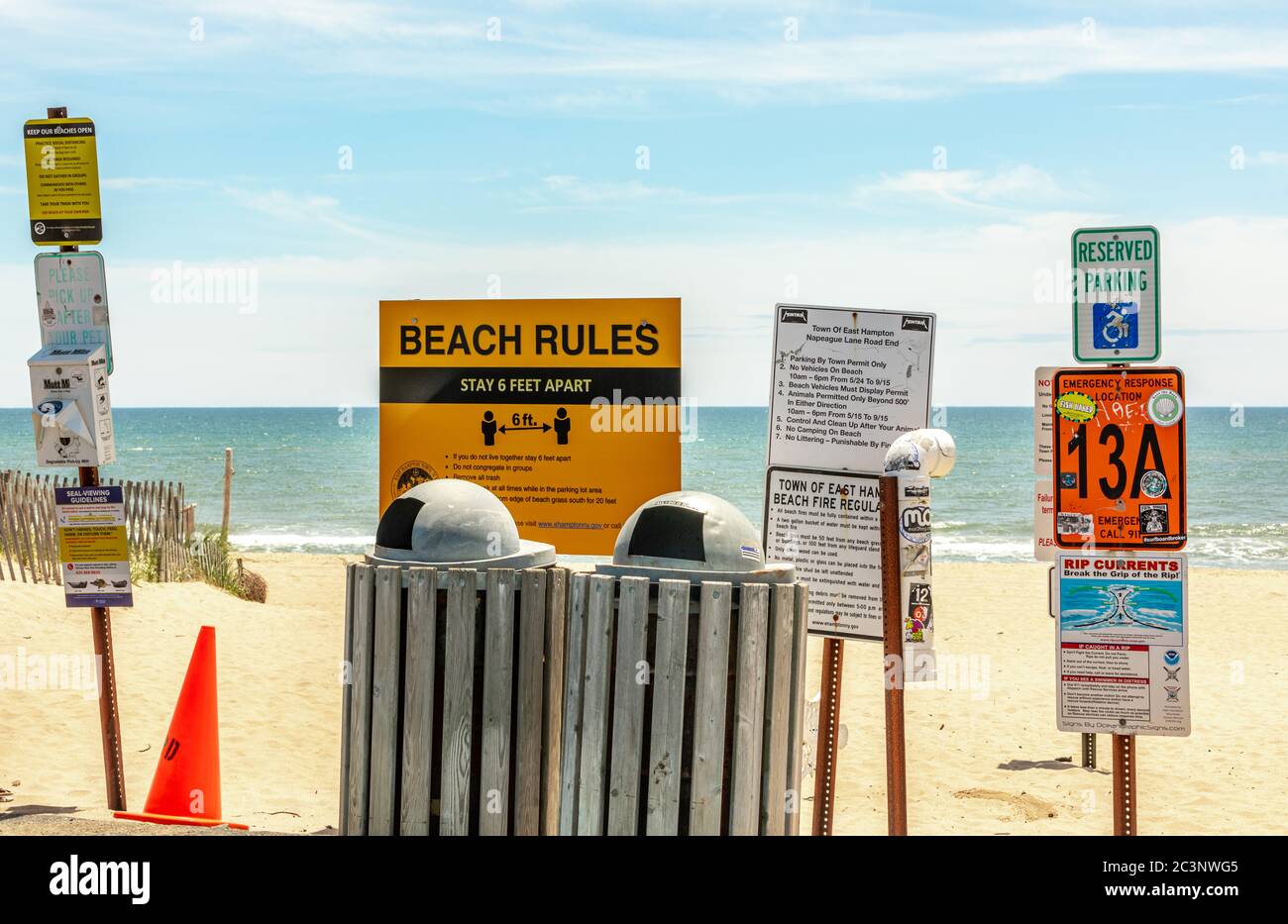 Eine Gruppe von Schildern an einem Long Island Beach, NY Stockfoto