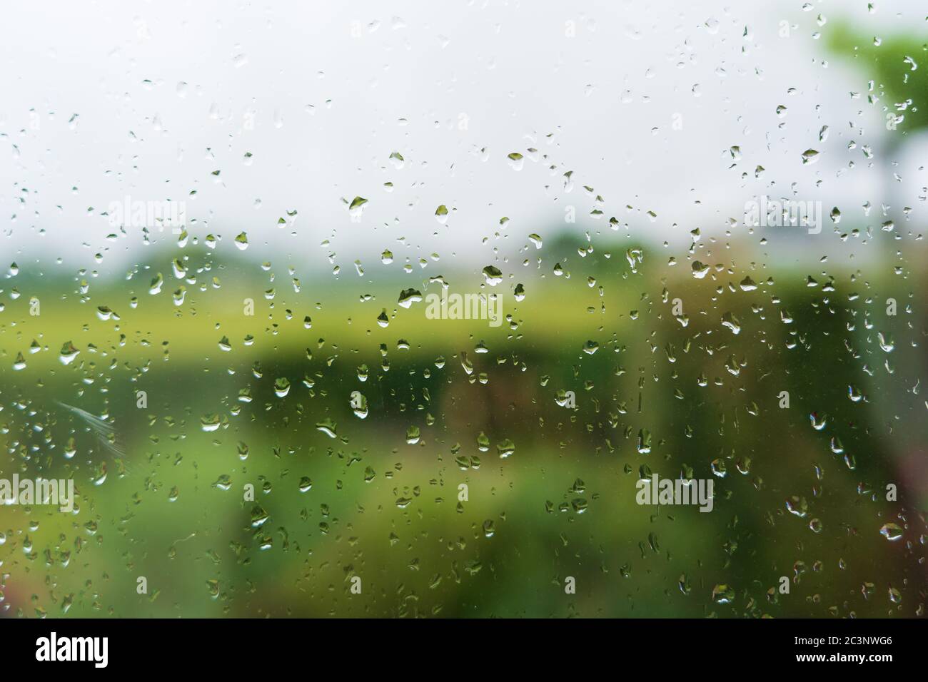 Regentropfen auf dem Fenster mit Hintergrund ohne Fokus. Hertfordshire. GROSSBRITANNIEN Stockfoto