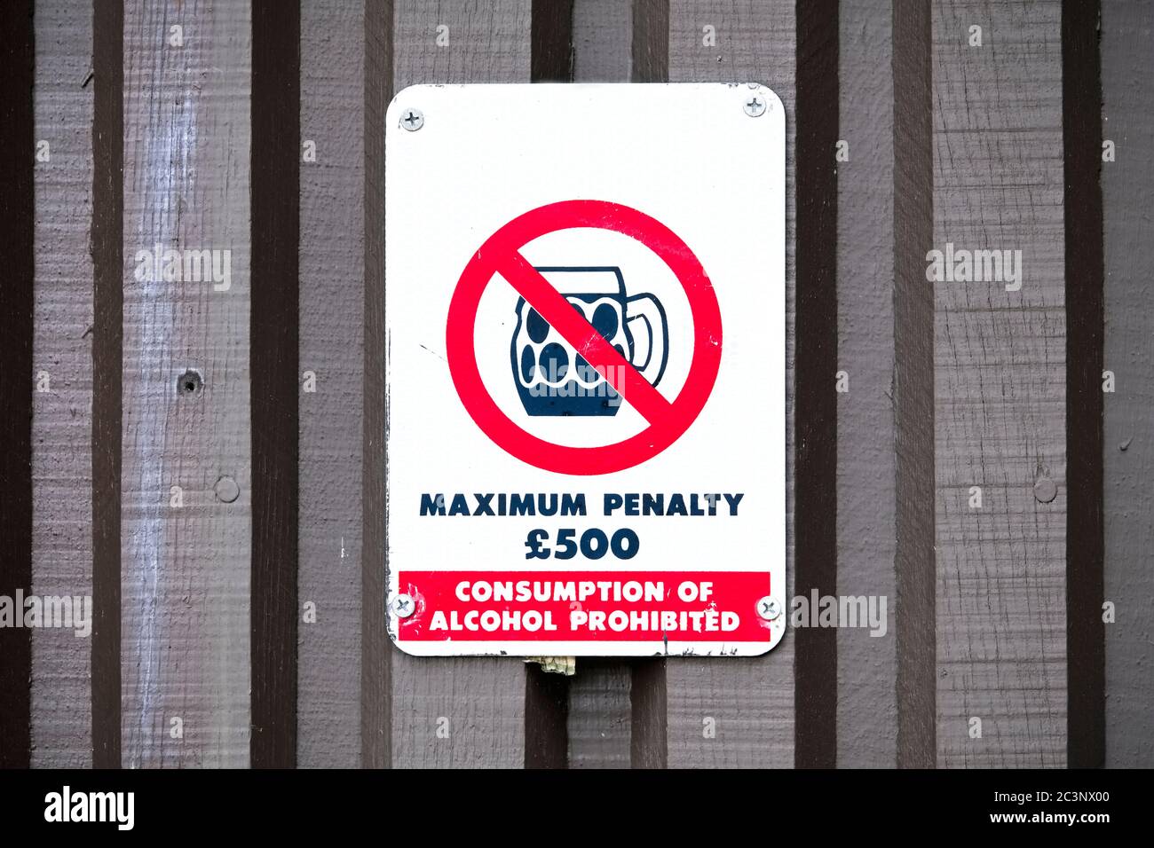 Alkohol maximale Geldstrafe, wenn der Konsum von Alkohol in öffentlichen Zeichen verboten Stockfoto