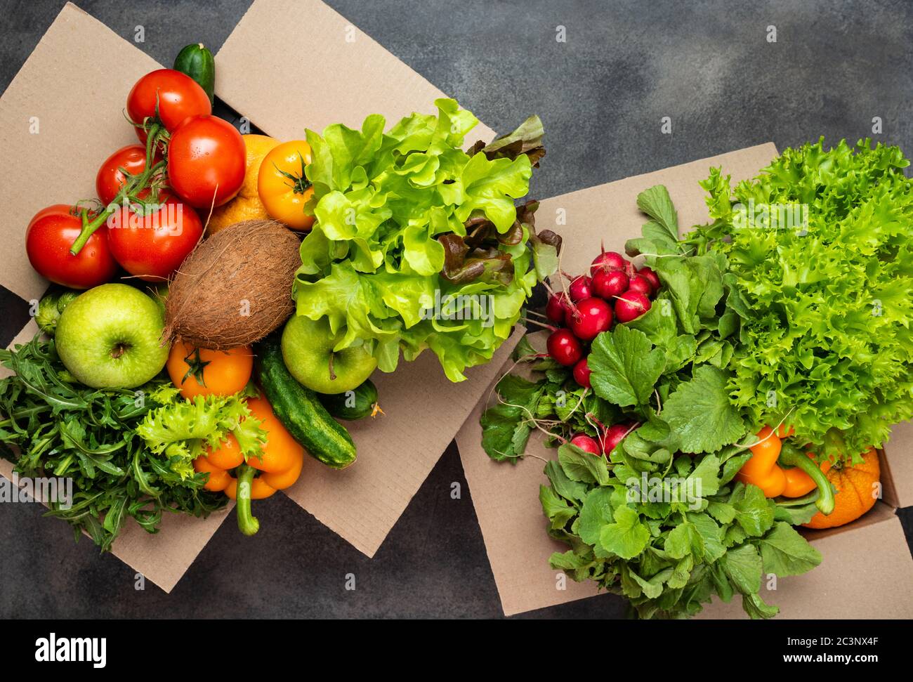 Bestellen und liefern Lebensmittel. Bio-Gemüse in Boxen Draufsicht. Stockfoto