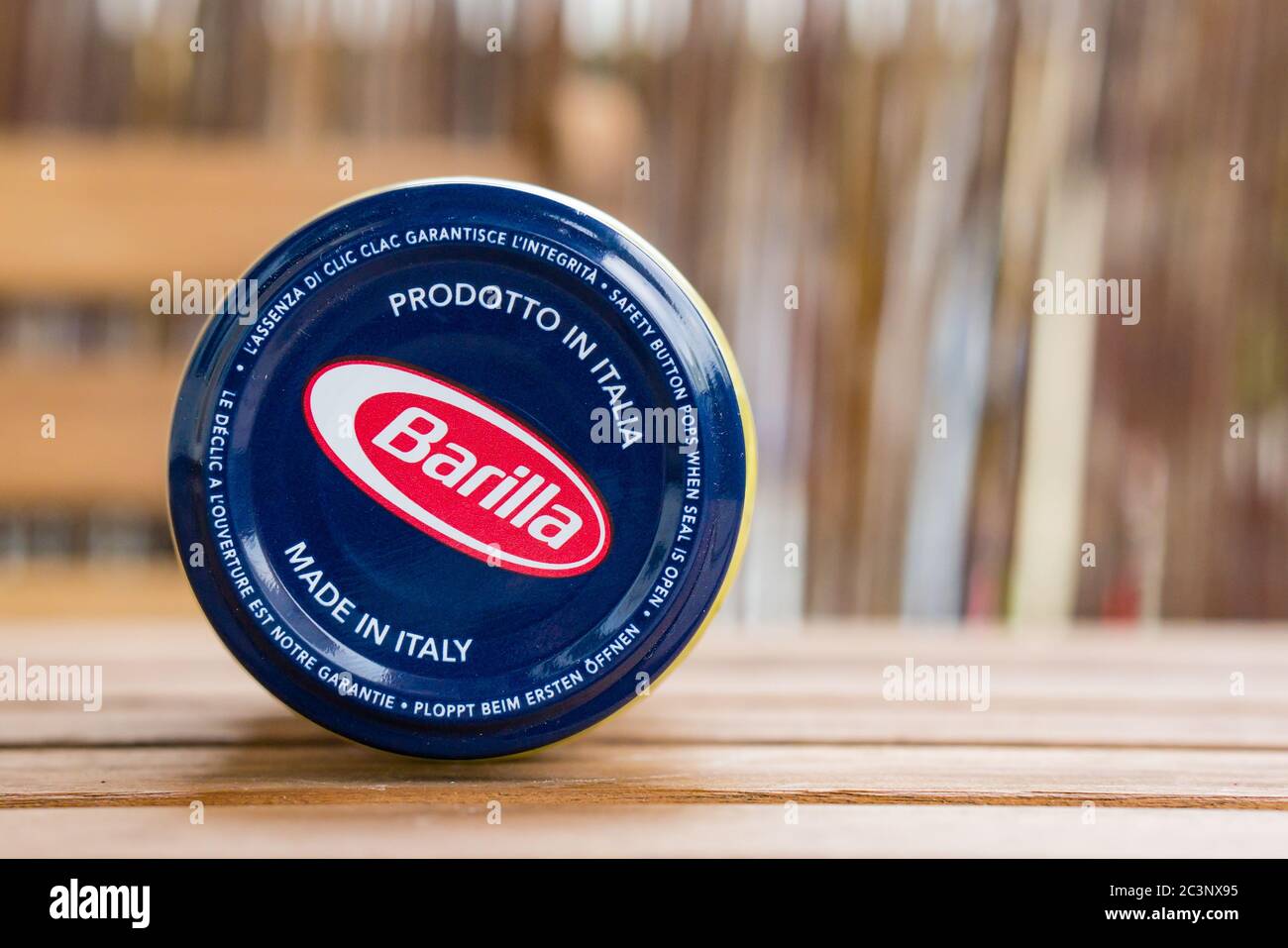 POZNAN, POLEN - 28. Jun 2016: Italienisches Barilla-Glas, das auf einer Holzoberfläche im weichen Fokus-Hintergrund liegt. Stockfoto