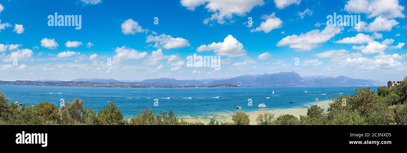 Panorama von Sirmione am Gardasee in einem schönen Sommertag, Italien Stockfoto