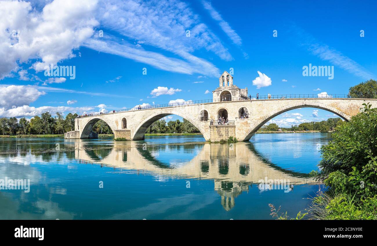 Saint Benezet Brücke in Avignon in einem schönen Sommertag, Frankreich Stockfoto