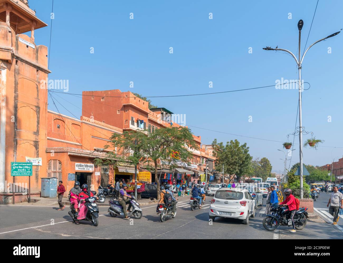 Geschäfte auf der Hawa Mahal Rd in der Altstadt, Jaipur, Rajasthan, Indien Stockfoto