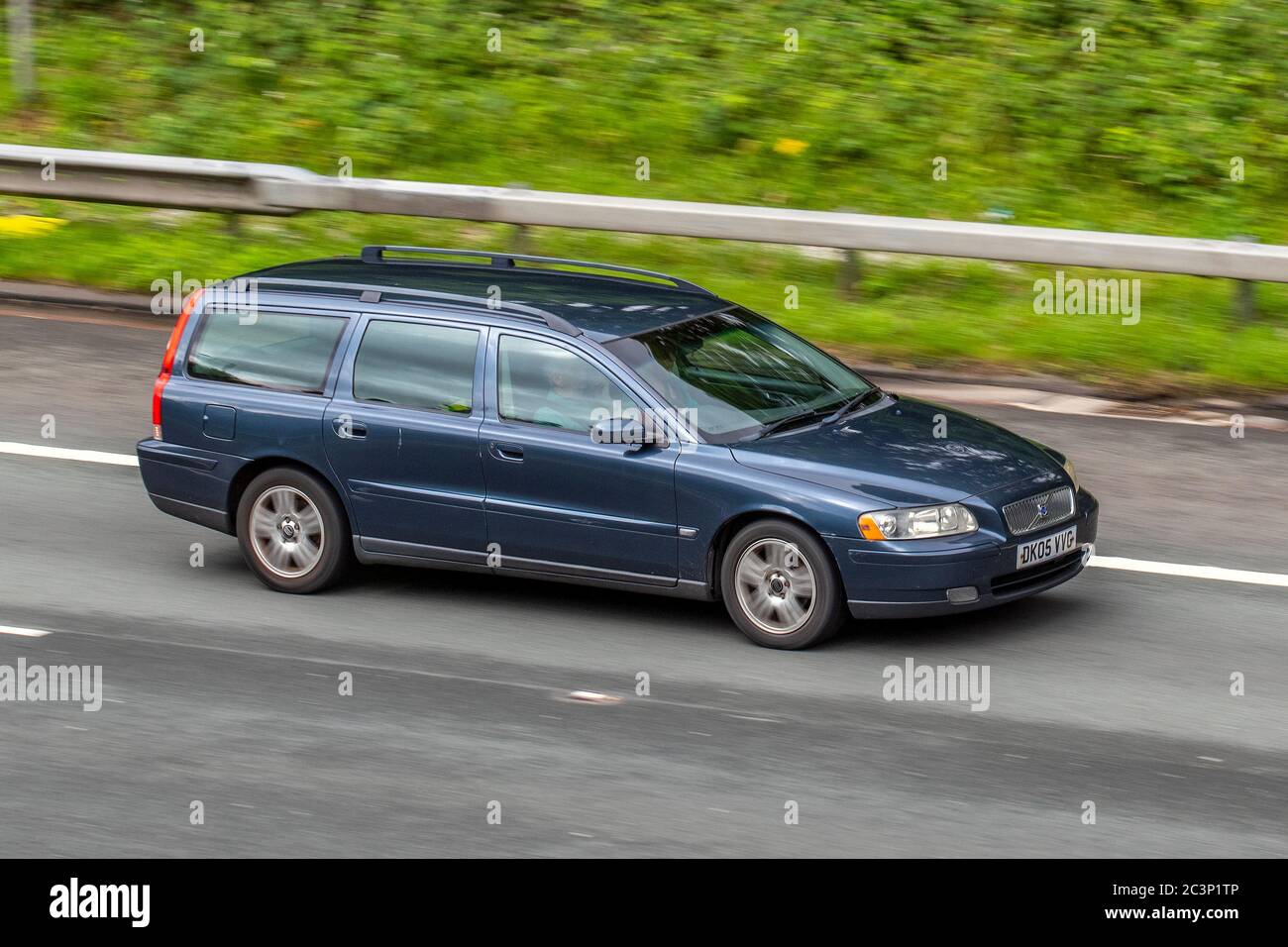 2005 blauer Volvo V70 D5 S; Fahrzeuge, die Fahrzeuge bewegen, Autos, die Fahrzeuge auf britischen Straßen fahren, Motoren, auf der Autobahn M6 fahren Stockfoto
