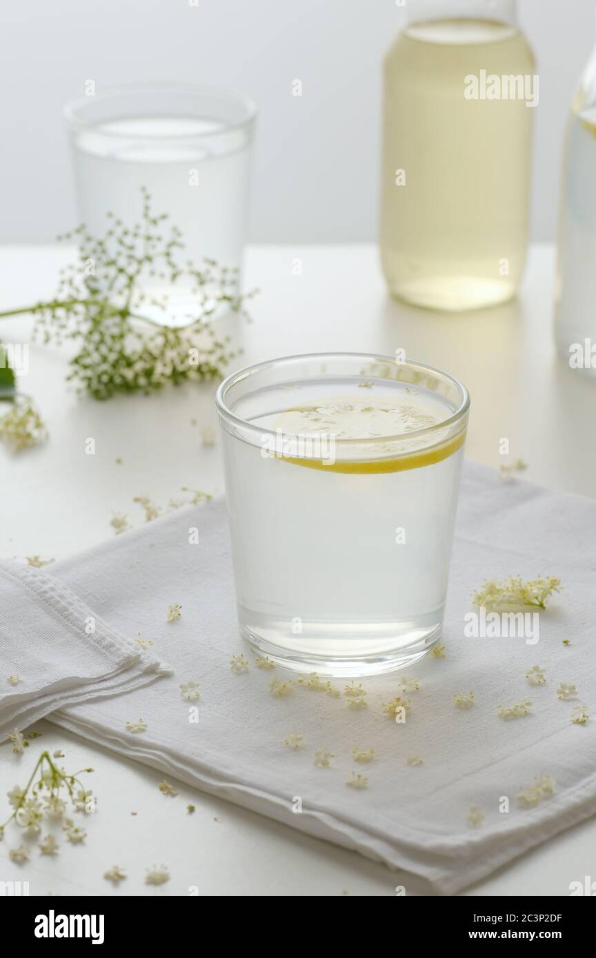 Limonade aus Erdeblumen mit Zitrone auf dem Tisch. Köstliche und erfrischende hausgemachte Kaltgetränk .Vertikale Ausrichtung. Stockfoto