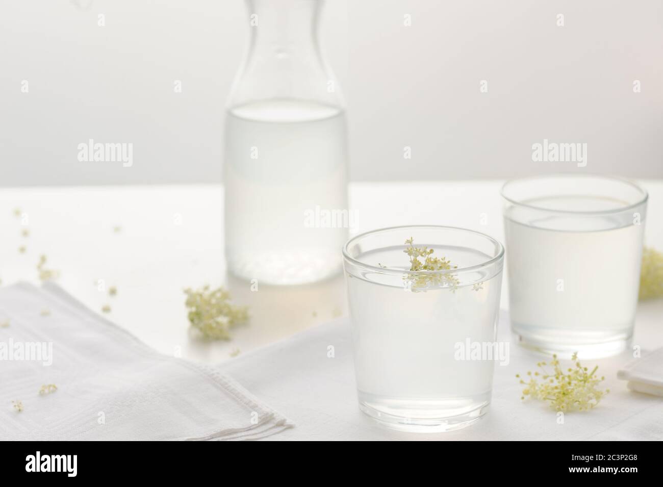 Limonade mit Holunderblüte. Erfrischender Sommercocktail im Trinkglas. Horizontale Ausrichtung. Selektiver Fokus. Stockfoto