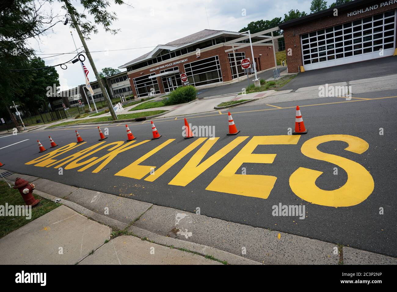 Ein Wandbild der schwarzen Lebenswelt wurde auf der S. 5th Ave. Gegenüber der Polizei und Feuerwehr und der Bezirkshalle im Highland Park, New Jersey, gemalt. Stockfoto