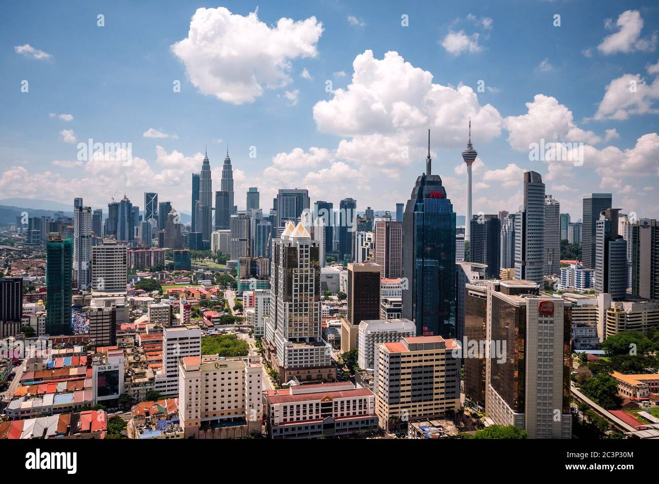 Luftaufnahme der Stadtlandschaft von Kuala Lumpur, einschließlich des nationalen Wahrzeichen Petronas Twin Towers an einem sonnigen Tag in Kuala Lumpur, Malaysia. Stockfoto