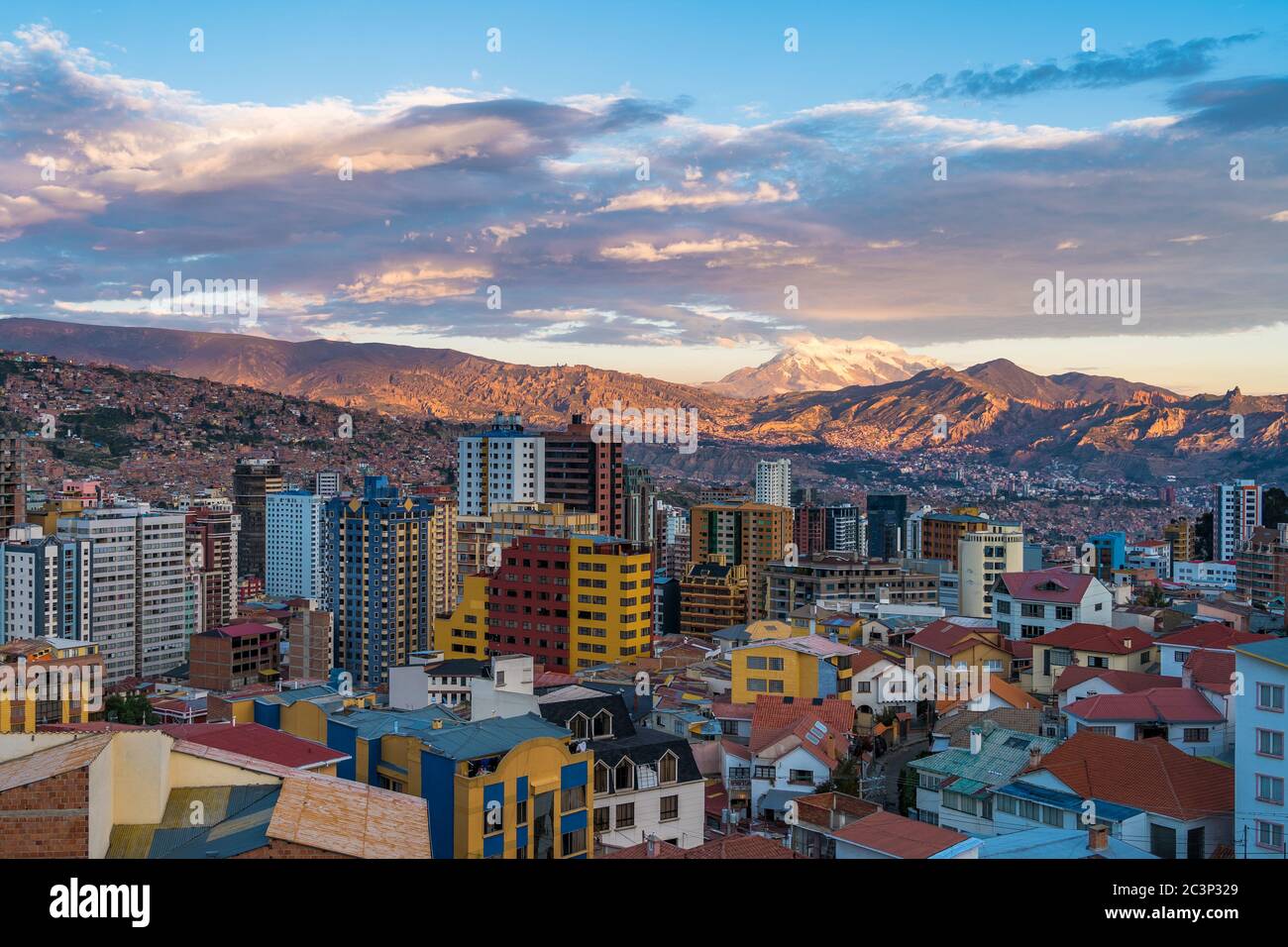 La Paz Stadtbild einschließlich Illimani Berg und Wohngebäude bei Sonnenuntergang in Bolivien, Südamerika. Stockfoto