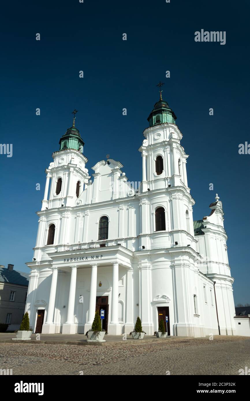 Chelm, Lubelskie, Polen - 30. März 2019: Kirche auf einem Hügel, Basilika der Jungfrau Maria in Chelm, Ostpolen, Blick auf einen sonnigen Märztag Stockfoto