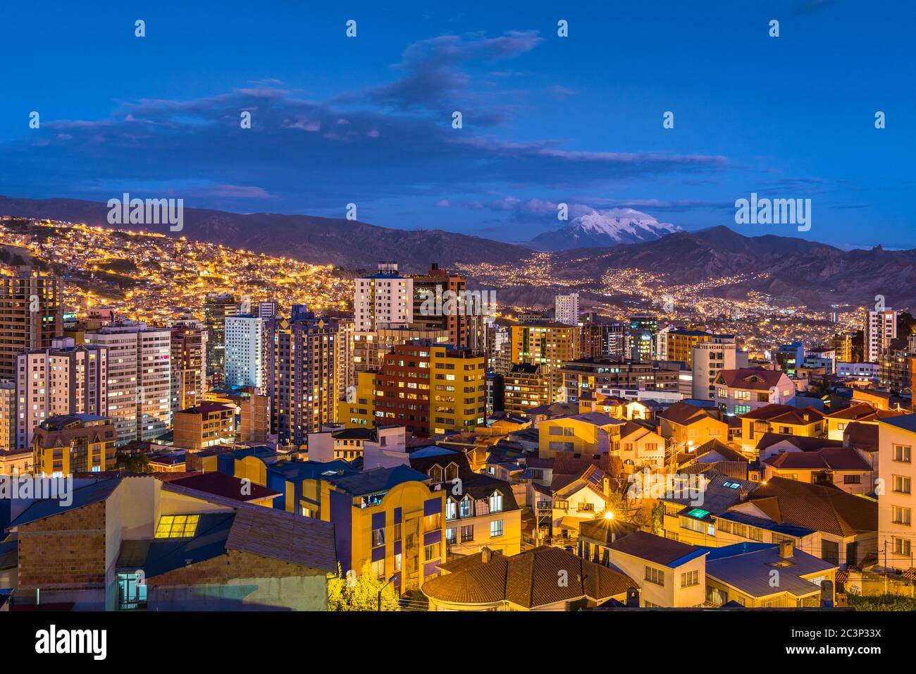 La Paz Stadtbild einschließlich Illimani Berg und Wohngebäude beleuchtet in der Nacht in Bolivien, Südamerika. Stockfoto