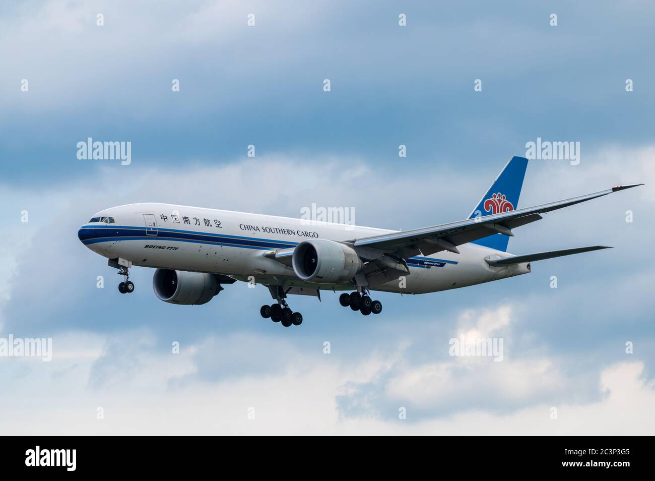 Die chinesische Southern Cargo-Fluggesellschaft Boeing 777 ist auf dem Landepflug am Flughafen Frankfurt in Deutschland Stockfoto
