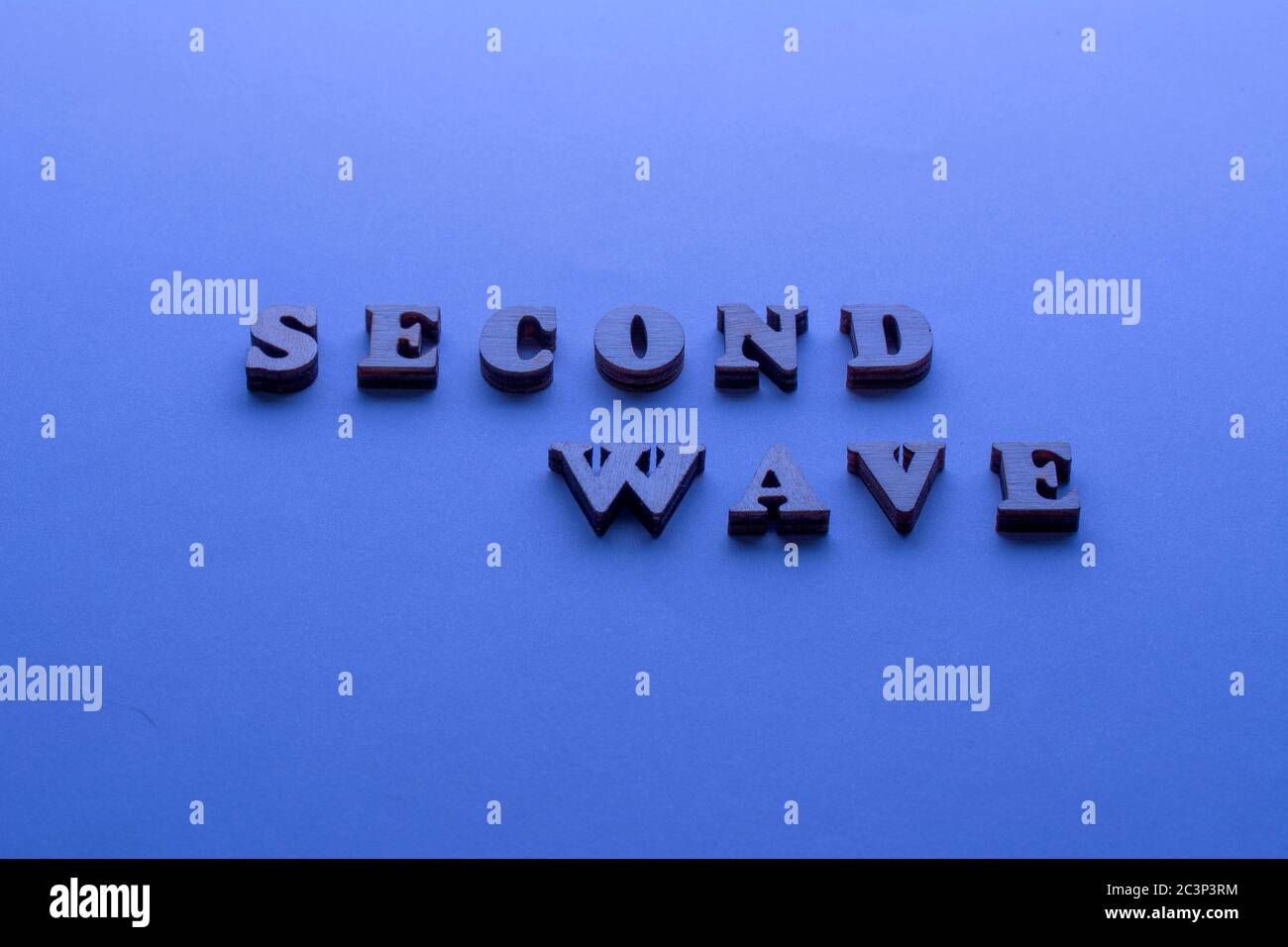 Zweite Welle COVID19 Text auf blauem Hintergrund. Die zweite Welle des Coronavirus kommt Stockfoto