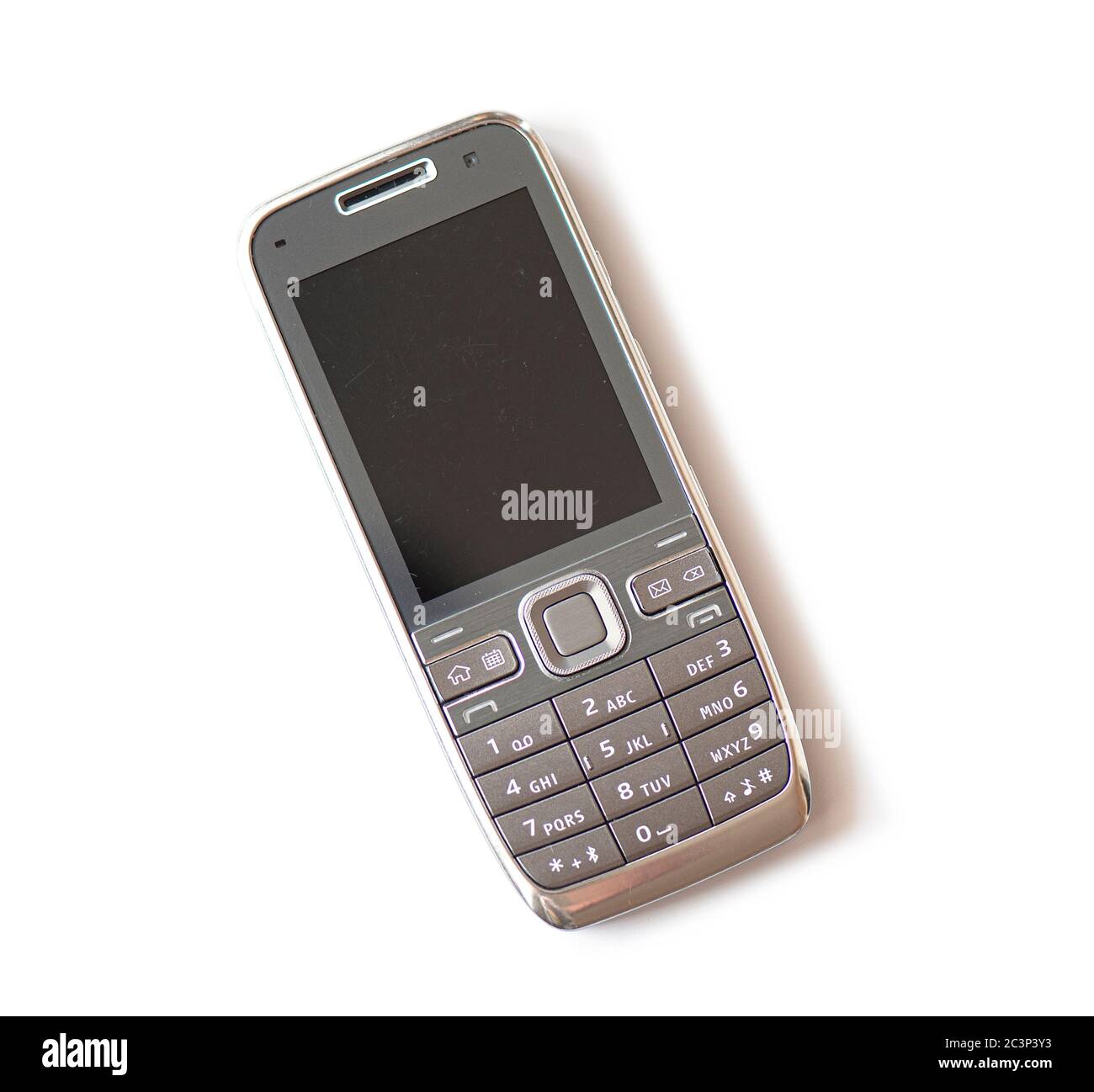 Alte gebrauchte Handy aus Kunststoff isoliert auf weißem Hintergrund Stockfoto