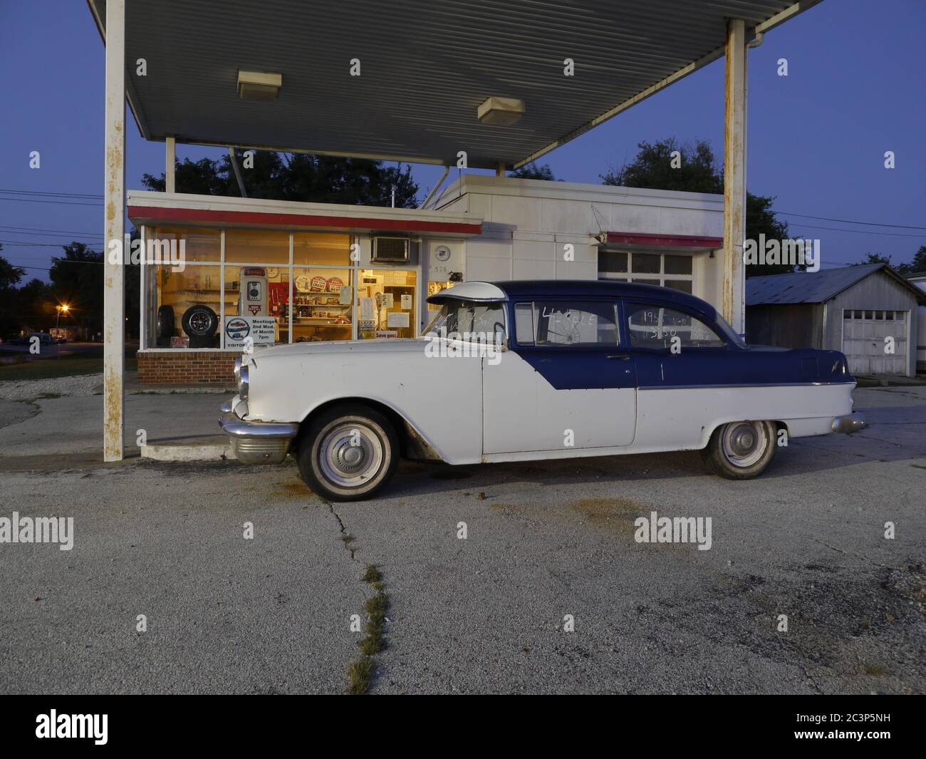 MONTGOMERY CITY, USA - 04. Sep 2014: Foto des Jahrgangs 1955 Pontiac parkte an einer alten Tankstelle in der Dämmerung in der kleinen Stadt Missouri. Stockfoto