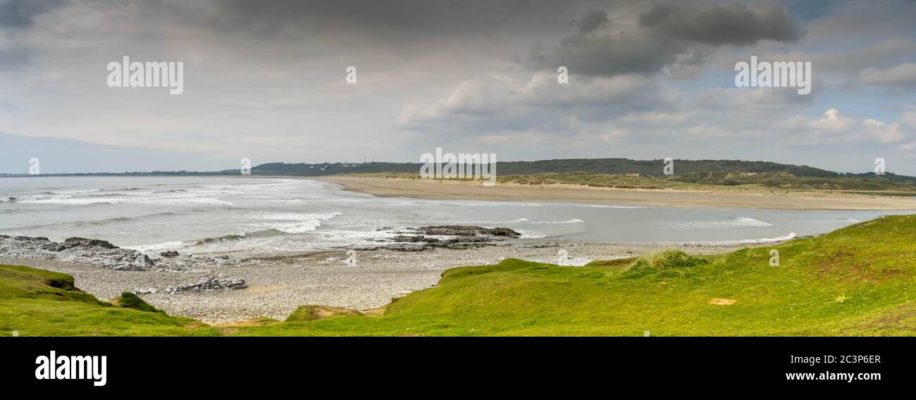 OGMORE BY SEA, WALES - APRIL 2019: Panoramablick auf die Mündung des Flusses Ogwr, der in das Bristol Channel Sea in Ogmore by Sea in Südwales einmündet. Stockfoto