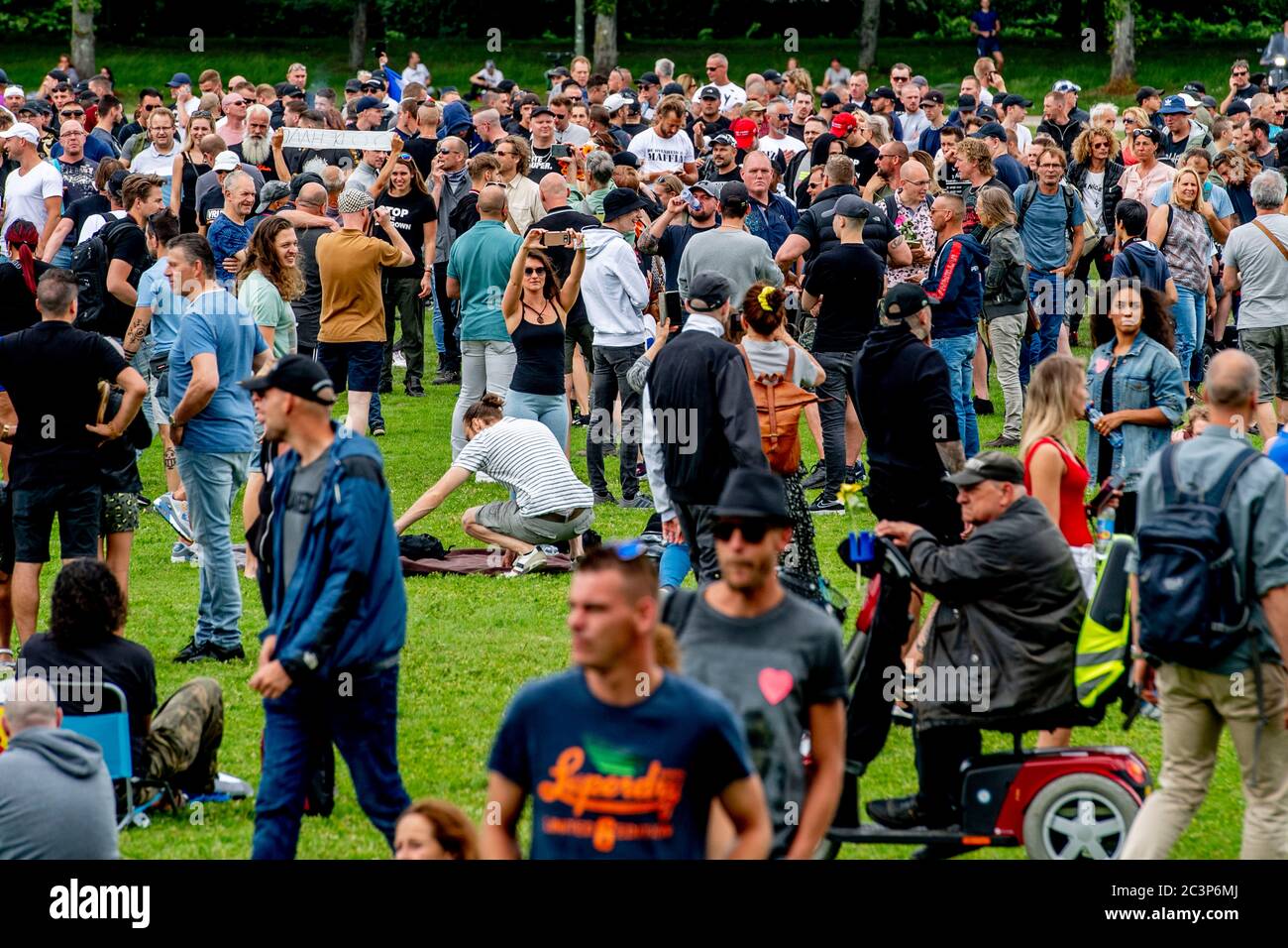 Massen von Demonstranten während der Demonstration.zunächst verboten aufgrund einer übermäßigen Anzahl von interessierten Menschen, aber schließlich erlaubt auf eine kurze Versammlung. Demonstranten zeigen ihre Einwände gegen die Sicherheitsmaßnahmen des Coronavirus am Veranstaltungsort von Malieveld. Stockfoto