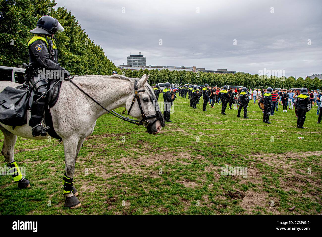Polizei auf Wache während der Demonstration.zunächst verboten wegen einer übermäßigen Anzahl von interessierten Menschen, aber schließlich erlaubt auf eine kurze Versammlung. Demonstranten zeigen ihre Einwände gegen die Sicherheitsmaßnahmen des Coronavirus am Veranstaltungsort von Malieveld. Stockfoto