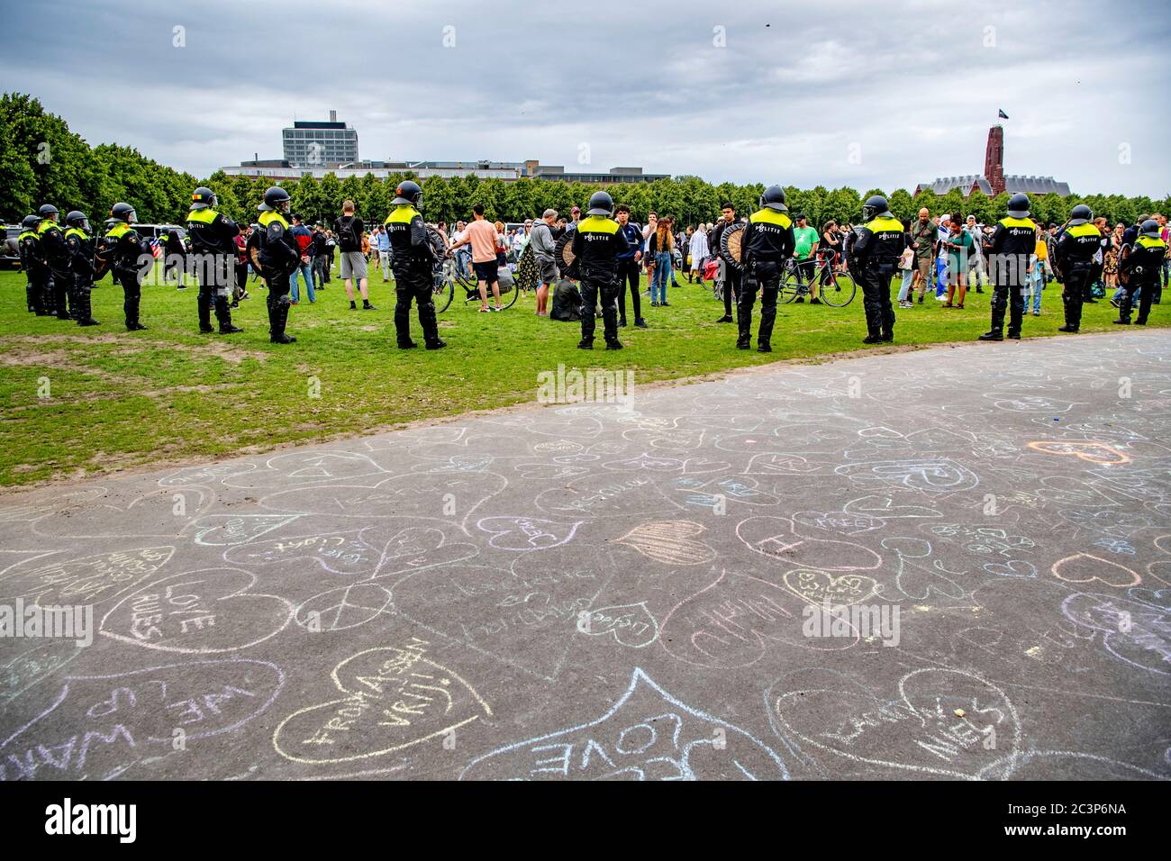 Polizei auf Wache während der Demonstration.zunächst verboten wegen einer übermäßigen Anzahl von interessierten Menschen, aber schließlich erlaubt auf eine kurze Versammlung. Demonstranten zeigen ihre Einwände gegen die Sicherheitsmaßnahmen des Coronavirus am Veranstaltungsort von Malieveld. Stockfoto