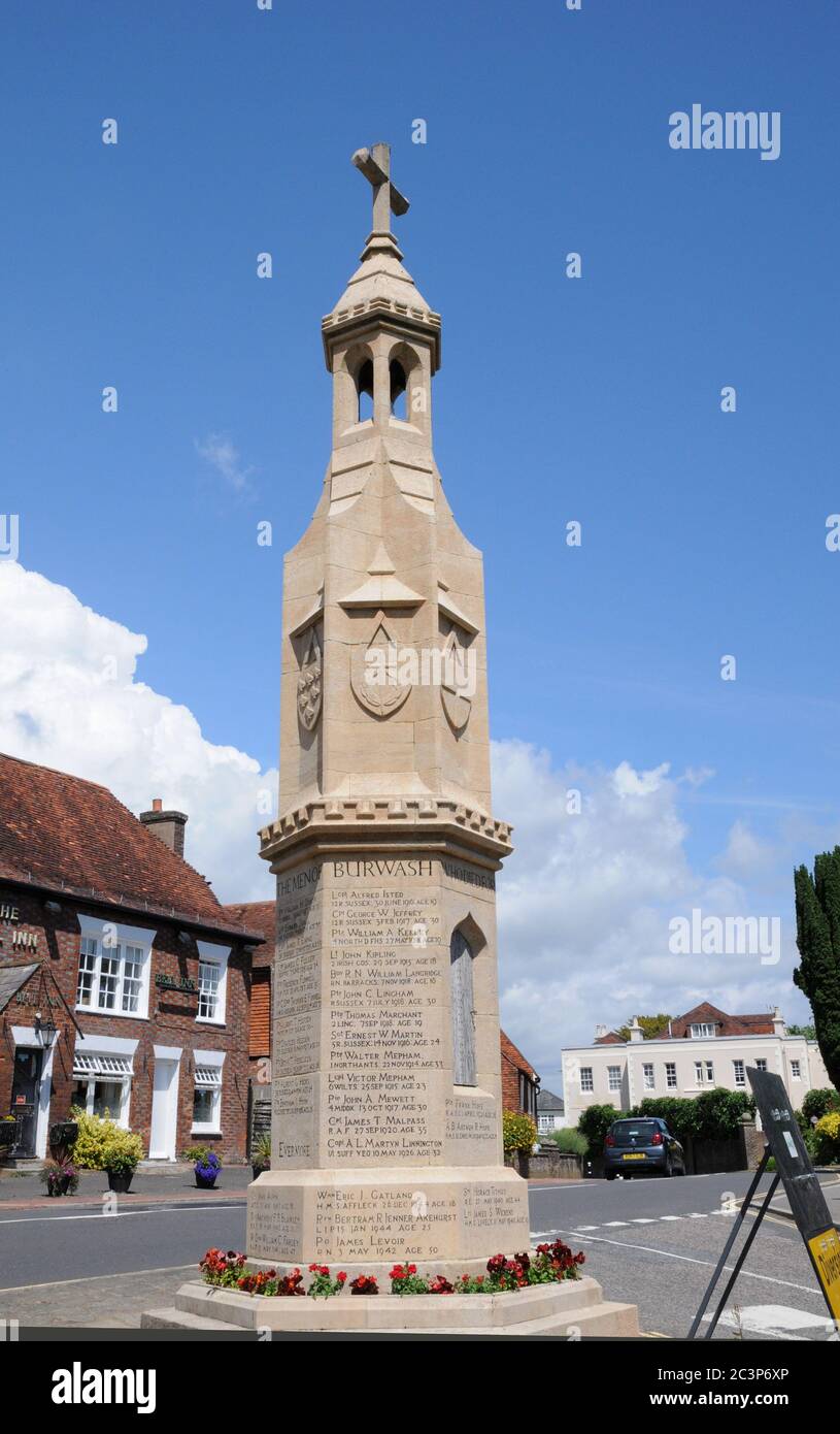 Das Kriegsdenkmal im East Sussex Dorf Burwash im High Weald Gebiet des Landkreises. Es steht in der Nähe der Kirche St. Bartholomäus. Stockfoto