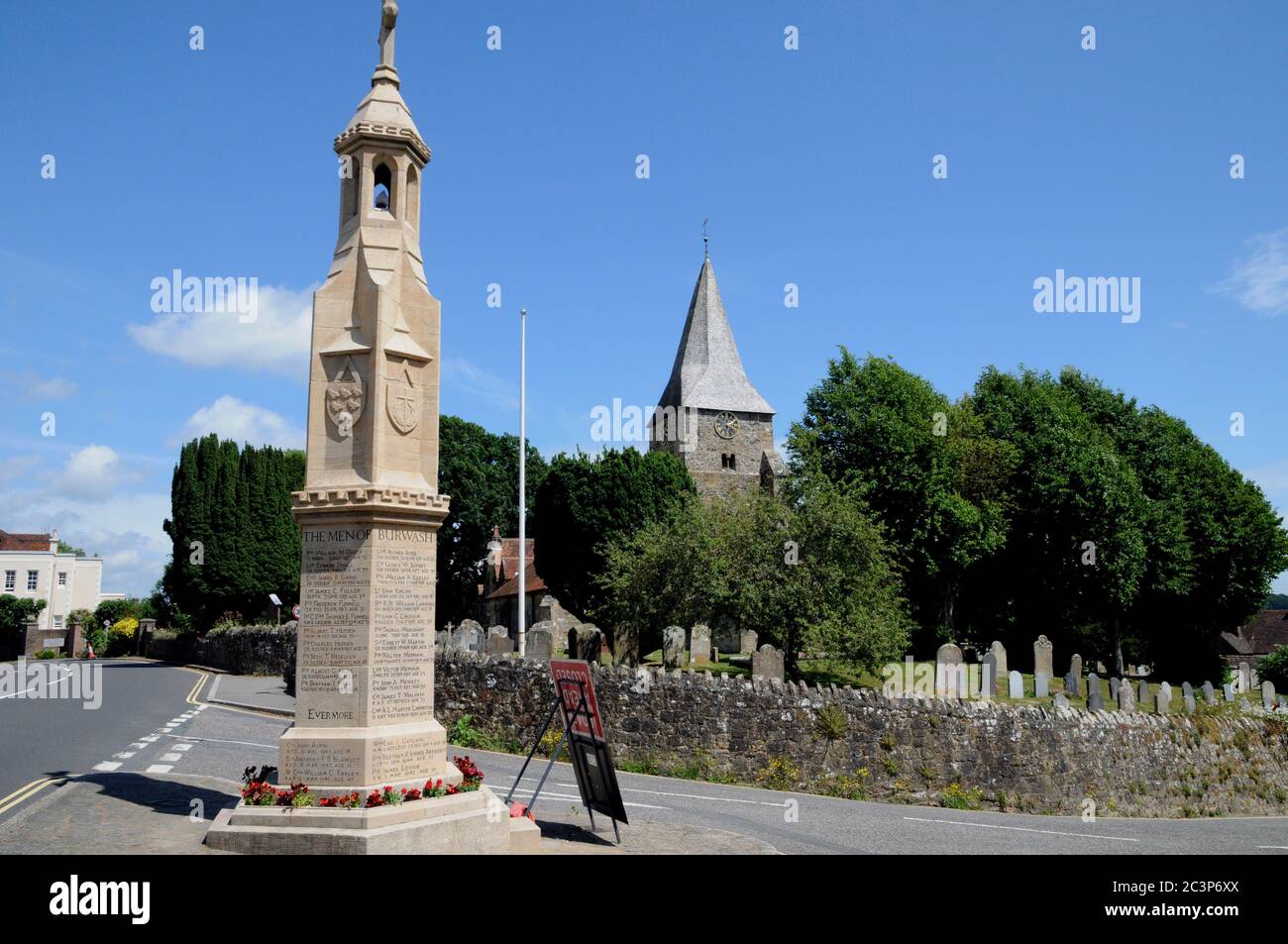 Das Kriegsdenkmal im East Sussex Dorf Burwash im High Weald Gebiet des Landkreises. Es steht in der Nähe der Kirche St. Bartholomäus. Stockfoto