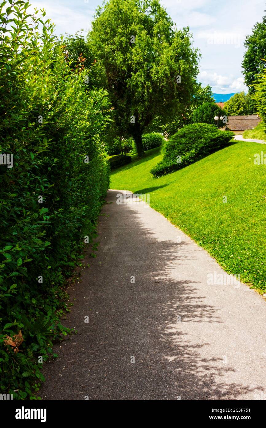 Ein gepflegter Weg auf der Wiese des Klosterhofes Stockfoto