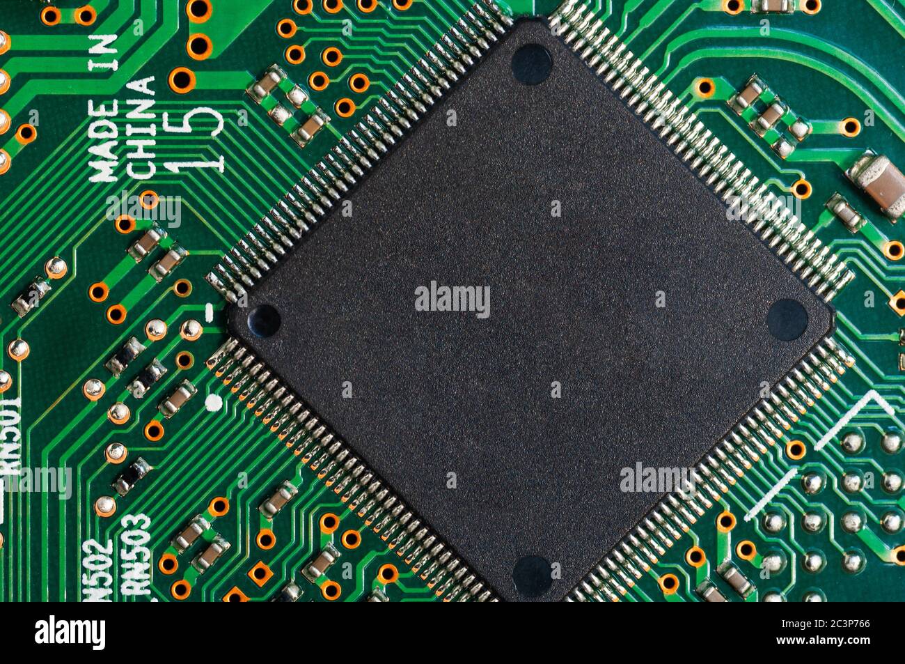 Nahaufnahme der elektronischen Leiterplatte mit Mikrochip, Prozessor, integrierten Schaltungen, Widerständen und elektronischen Anschlüssen. Stockfoto