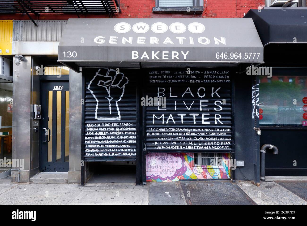 Ein Wandgemälde von Black Lives Matter, gemalt auf dem Rolltor der Sweet Generation Bäckerei im East Village Viertel von Manhattan in New York City Stockfoto