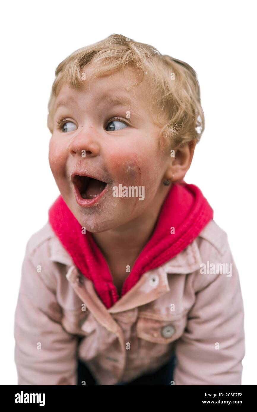 Schmutziges kleines Mädchen lächelt vor der Kamera Stockfoto