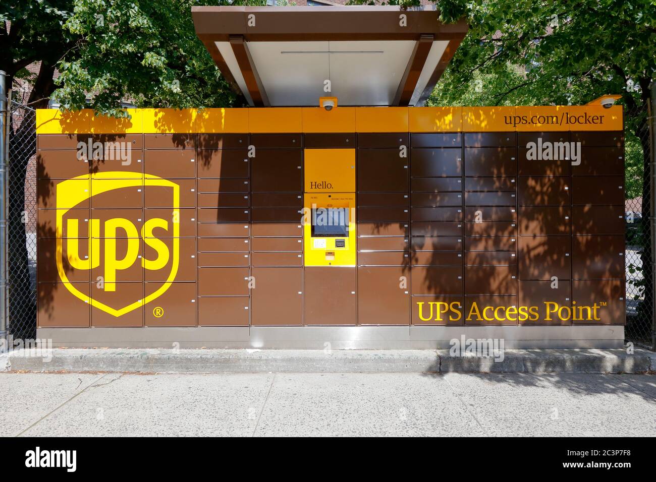 Ein an der Bordwand liegertes UPS Access Point Paketfach in Brooklyn, New York, für die sichere, automatisierte und kontaktlose Zustellung von Paketen. Stockfoto