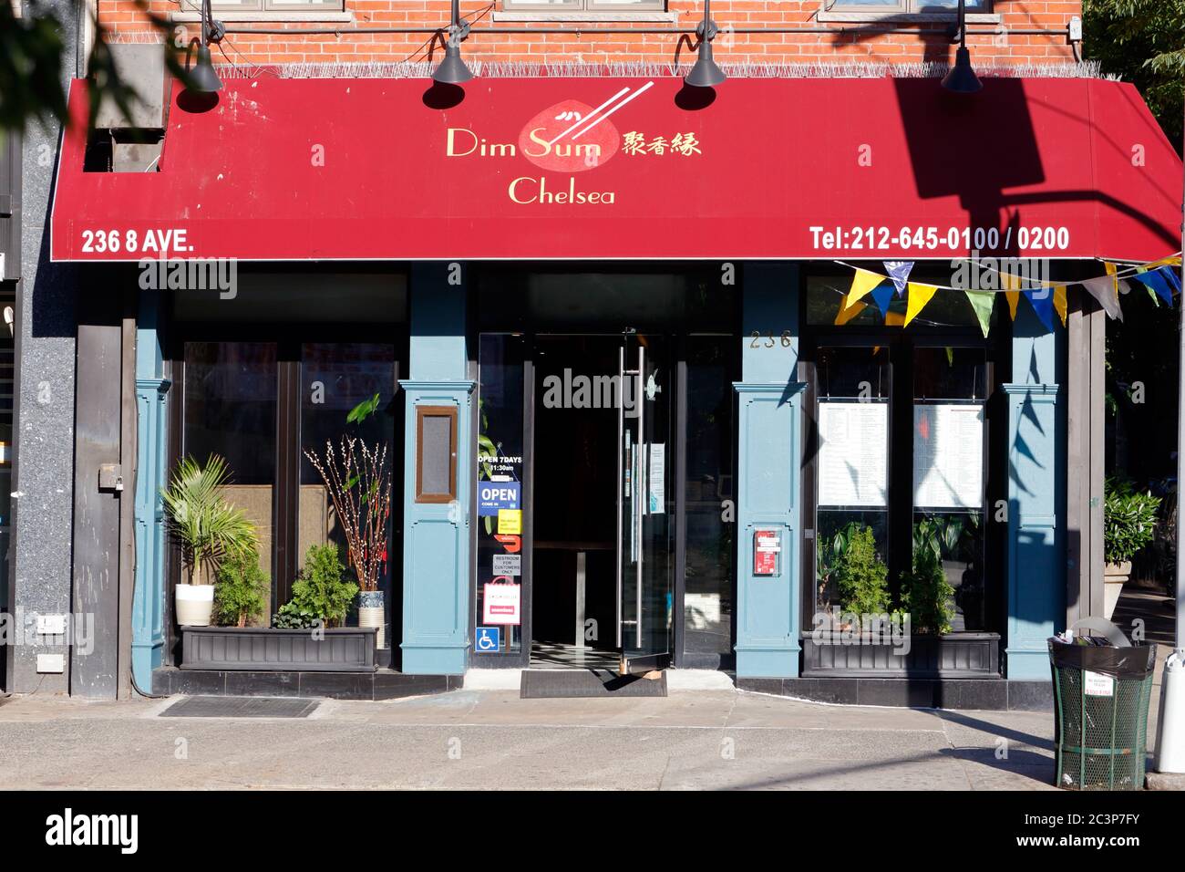 Dim Sum Chelsea, 236 8th Ave, New York, NY. Außenfassade eines chinesischen Restaurants im Chelsea-Viertel von Manhattan. Stockfoto