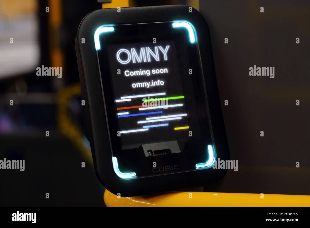 Ein kontaktloser Tap-to-Pay-Kartenleser von OMNY Cubic Transportation Systems mit einem schmutzigen Bildschirm in einem Bus in New York City mit der Aufschrift „Coming soon“ Stockfoto