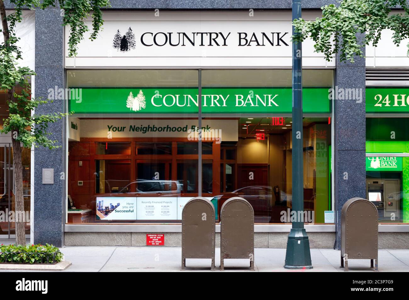 Country Bank, 655 Third Ave, New York, NYC Schaufenster Foto einer Bank in Midtown Manhattan. Stockfoto