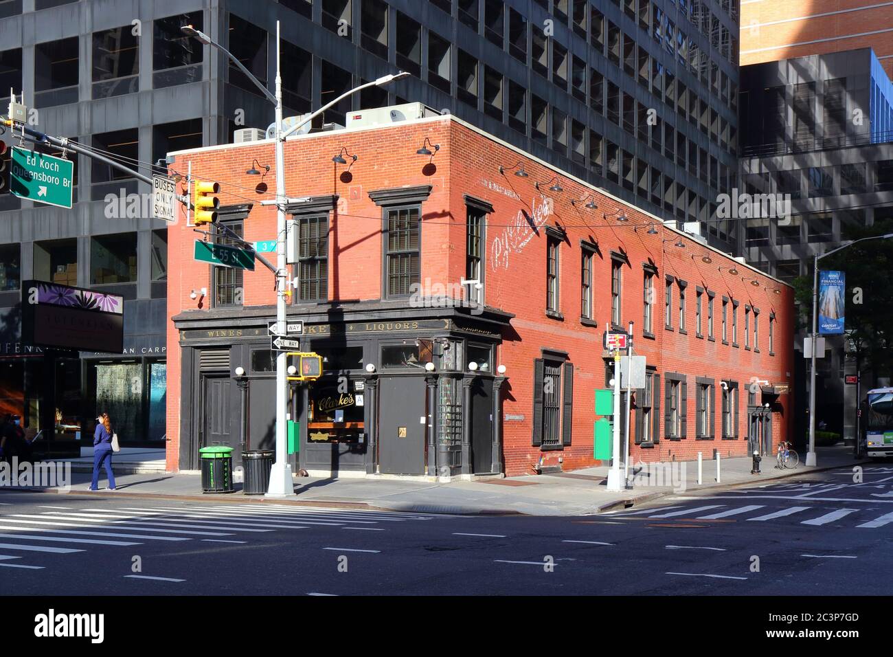 P.J. Clarke's, 915 Third Ave, New York, NYC Schaufenster Foto und Gebäude eines Burger-Restaurants und Pub in Midtown Manhattan. Stockfoto