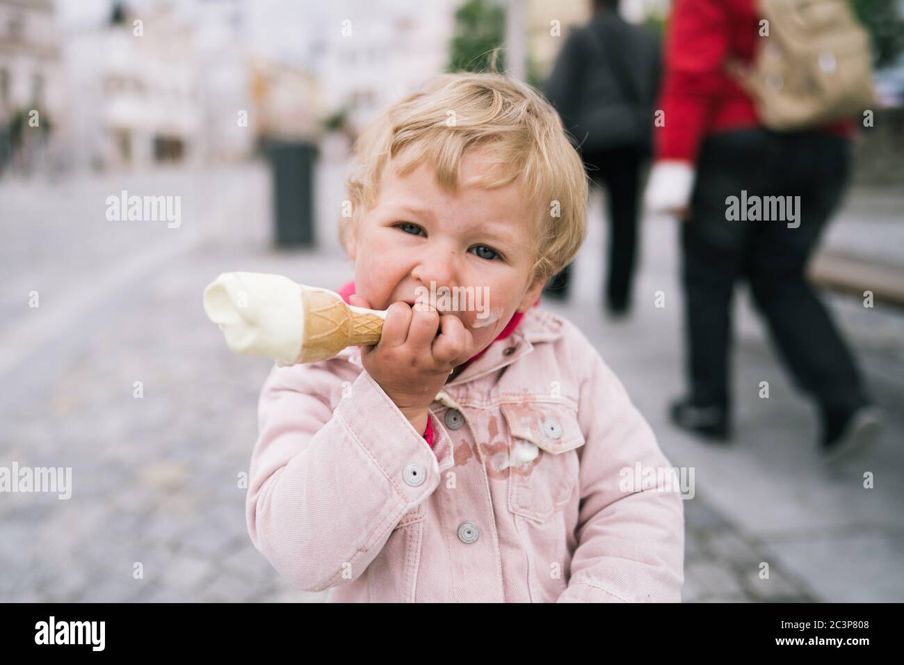 Portrait von kleinen Mädchen mit Eis Stockfoto
